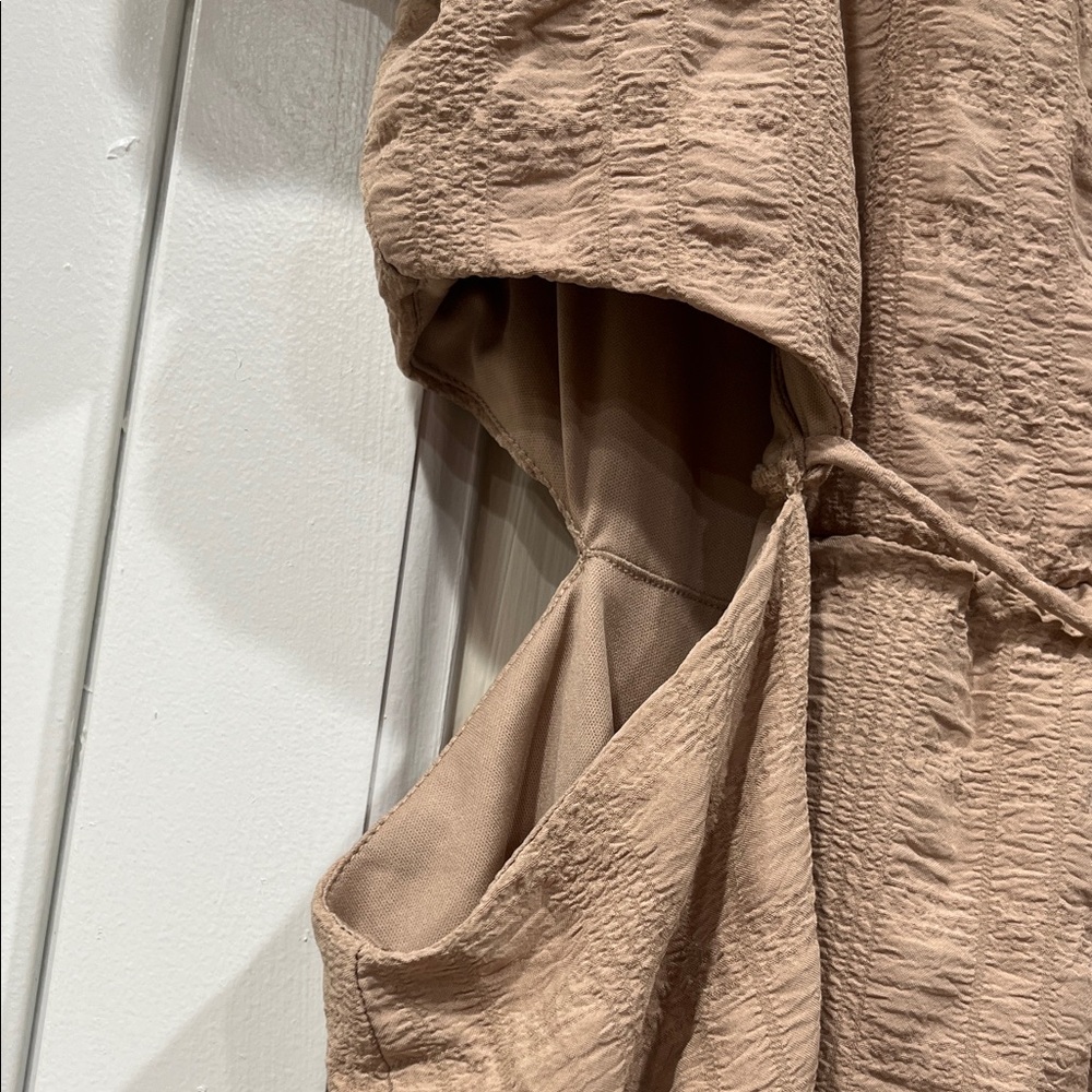 Tan textured cut out dress - Picture 2 of 3